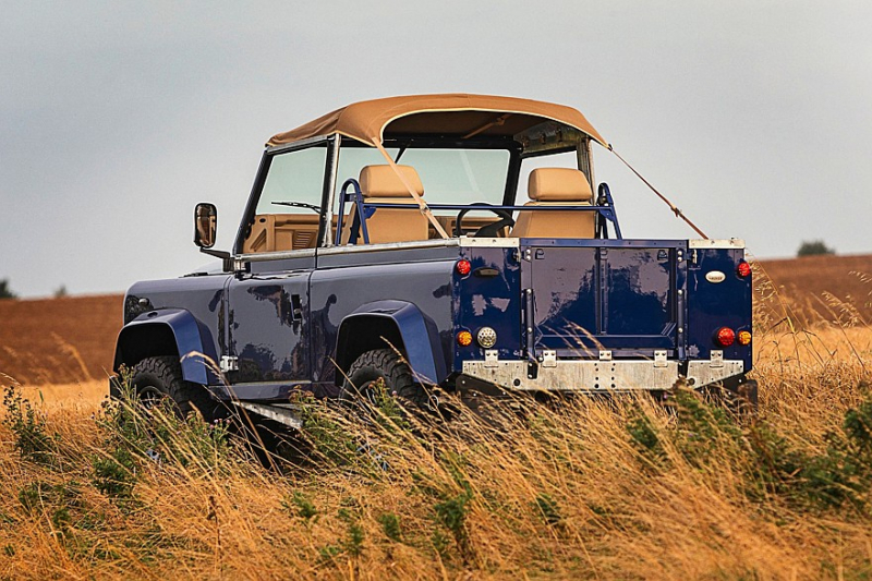 Рестомод Land Rover Defender от Kingsley Re-Engineered: деревенский шик с мотором V8